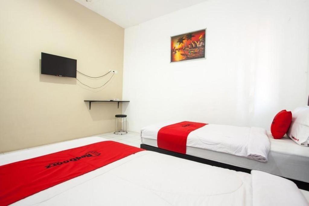 Reddoorz Plus Near Galaxy Mall Hotel Surabaya Exterior photo